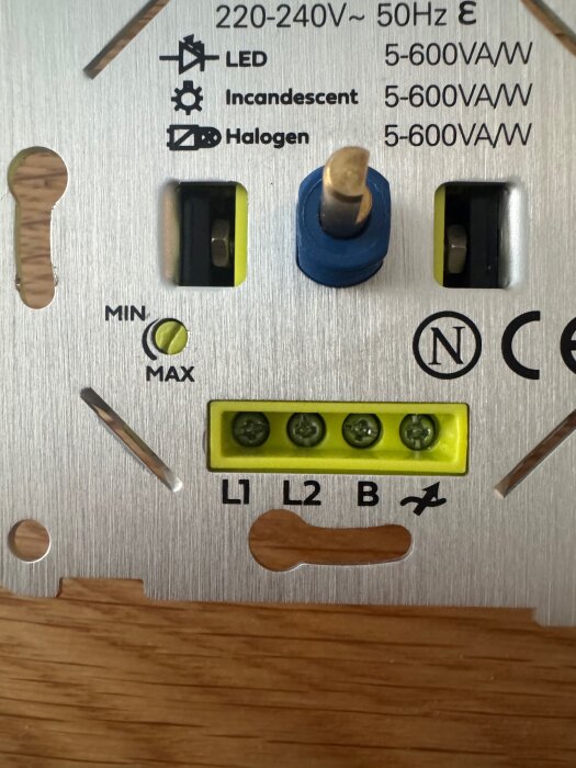 Elektrisk dimmer med markeringar för LED, glödlampa och halogen, justerbar för 220-240V, med anslutningar för L1, L2 och B.