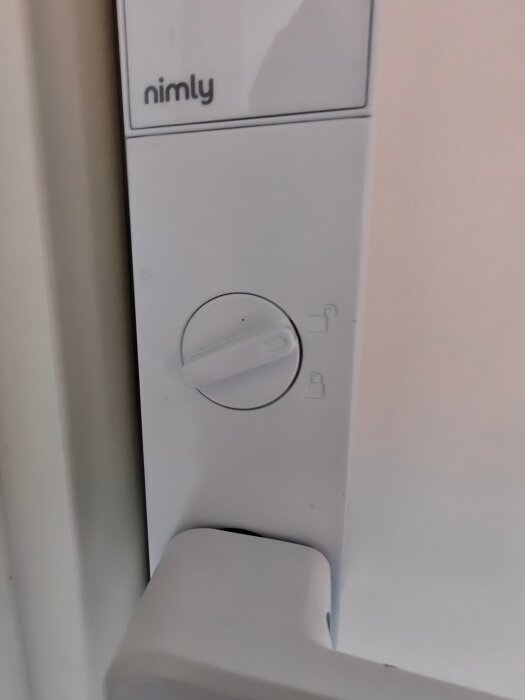 Ett elektroniskt dörrlås med låsvred som visar låst och olåst position, märkt Nimly.