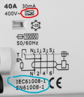 Brytare märkt 40A, 30mA, 400V~ med jordfelsbrytarsymbol, temperaturmarkering och standarder IEC61008-1 och EN61008-1.