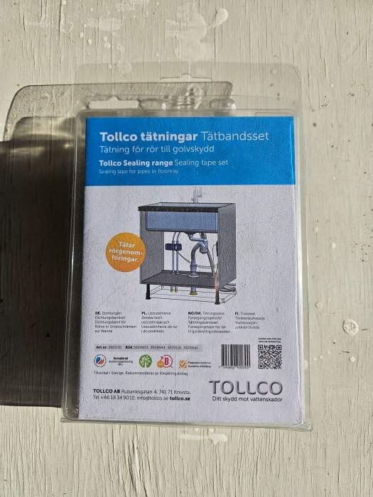 Förpackning av Tollco tätbandsset för rörtätning, visar produktinformation och diagram över rörinstallation i en diskbänk.