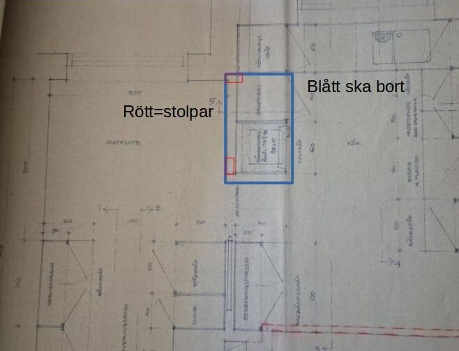 Köksritning med markerade områden: röda områden visar stolpar, blått markerar del att ta bort.