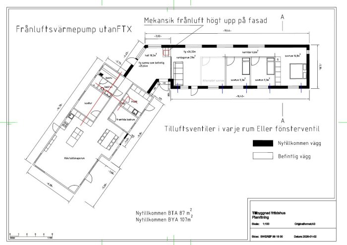 Planskiss över tillbyggnad av fritidshus med mekanisk frånluft och tilluftsventiler, visar rumindelning och väggar för nytt och befintligt byggområde.