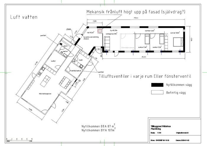 Planritning över tillbyggnad av fritidshus med specifika rum, väggar och ventilationssystem markerade.