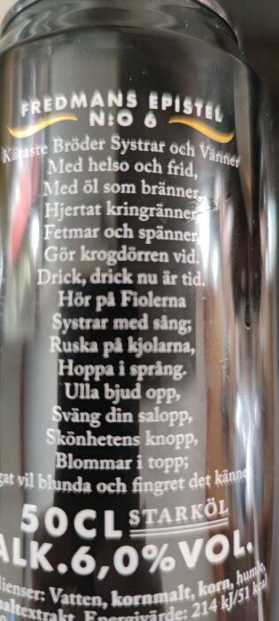 Etikett på ölflaska "Fredmans Epistel No 6" med text och information om alkoholhalt 6,0% vol, 50 cl starköl, och text från en epistel.
