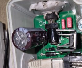 Nyinstallerad 470 uF 63V kondensator på kretskort i en elektronisk apparat, ersätter en kondensator på 85°C 35V.