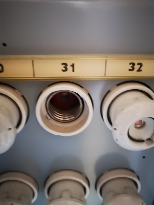 Säkringscentral med tom säkringsplats märkt nr 31; platsen saknar säkring medan omgivande positioner är fyllda.