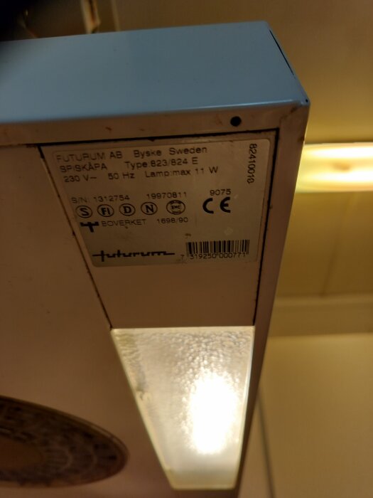 Etikett på spiskåpa med information om modell Futurum 823/824 E, inklusive specifikationer för volt, hertz och max lampwatt.