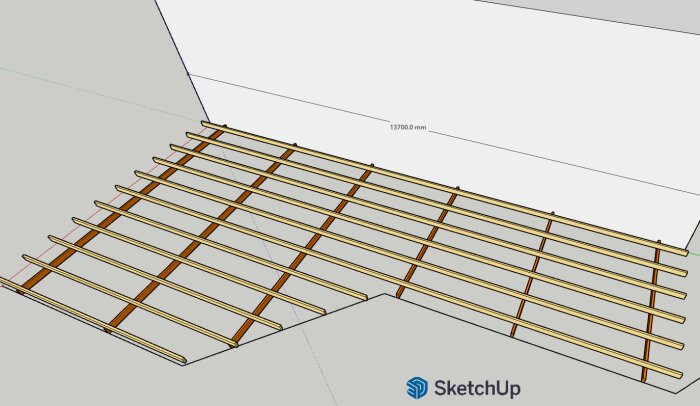 Byggnadsritning i SketchUp som visar en träramkonstruktion mot en vägg, mått 13700 mm.