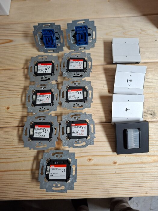 Olika elektriska komponenter, inklusive strömbrytare och dimmers, är utlagda på ett trädäck.