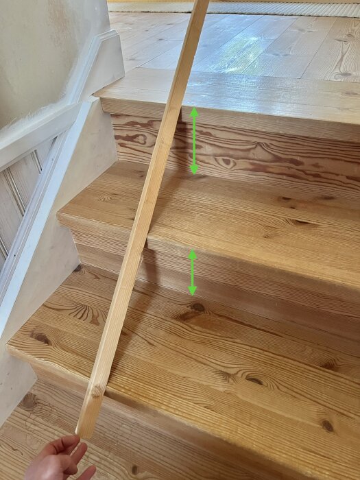 Massiv furutrappa med en rätskiva som visar linjen och steghöjden mellan trappstegen, med ett träplankgolv som översta steg.