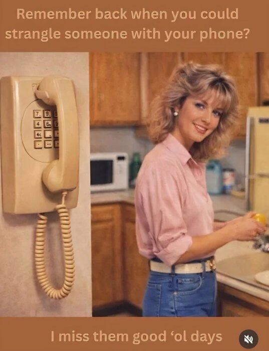 Kvinna med 80-talsstil i kök, håller en apelsin. Väggmonterad telefon med snurrsladd syns. Text om nostalgi och gamla telefoner.