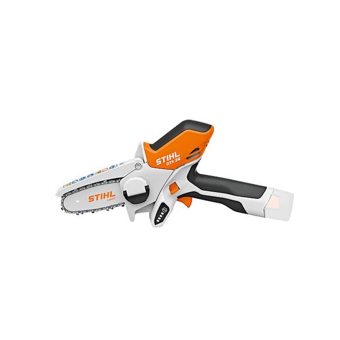 Bärbar batteridriven grensåg från Stihl i svart, vitt och orange, används för lättare trädgårdsarbete och röjning.