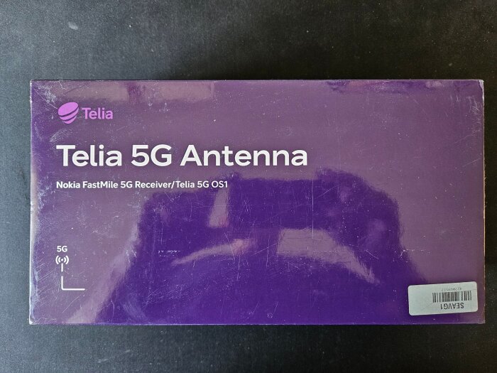Förpackning för Telia 5G Antenna med Nokia FastMile 5G mottagare, lila färg med Telia-logga och tekniska specifikationer.