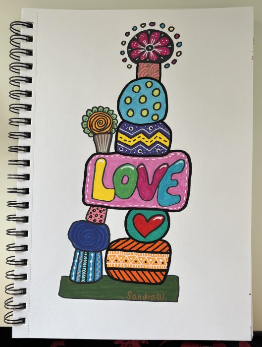 Färgglad illustration av staplade mönstrade former med texten "LOVE" i mitten, omgiven av blommor och hjärtan.