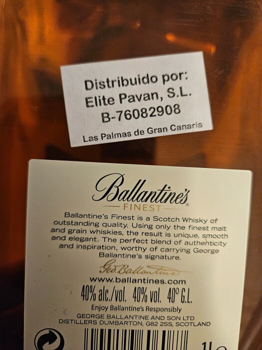 Etikett på en flaska Ballantine's Finest whisky, distribuerad av Elite Pavan, S.L. i Las Palmas de Gran Canaria.