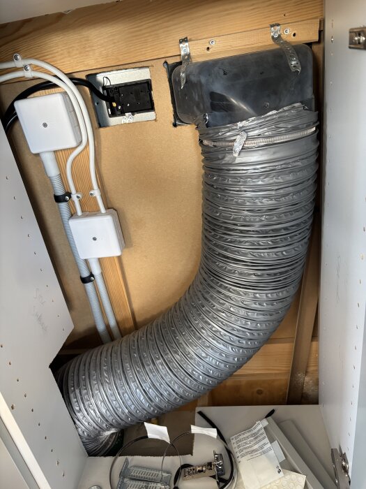 Brandisolerat ventilationsrör som går genom bjälklaget i krypgrund, med anslutande elinstallationer och tillhörande monteringsdetaljer.