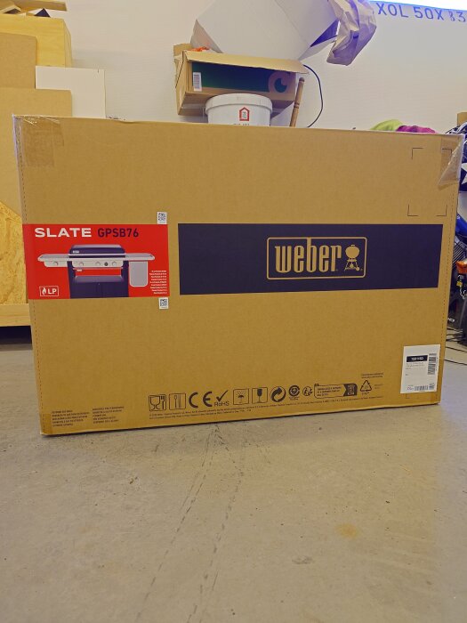 Kartong med en Weber gasolgrill modell GPSB76.