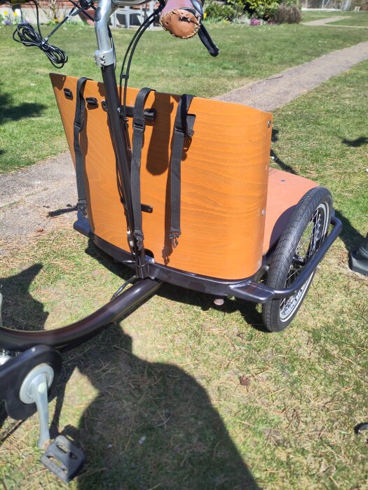 Lådcykel med träkorg, hydrauliska slangar och monteringsdetaljer; själva bromssystemet behöver justeras och luftas.