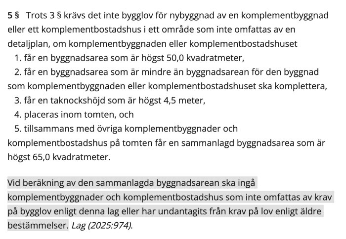 Bild av svensk lagtext som beskriver regler för bygglov för komplementbyggnader, inklusive mått och undantag.