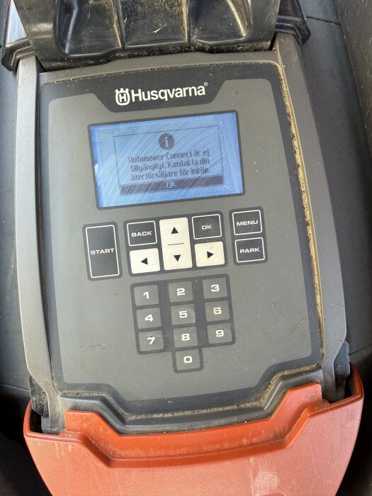 Kontrollpanel av en Husqvarna-robotgräsklippare med ett felmeddelande på skärmen om att Automower Connect inte är tillgängligt.