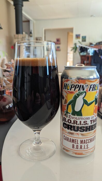 En ölburk av märket Hoppin' Frog B.O.R.I.S. och ett glas fyllt med mörk öl på ett bord inomhus.