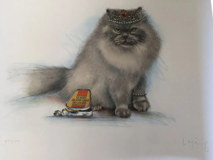 Teckning av en katt med en krona och smycken, bredvid en burk foie gras.