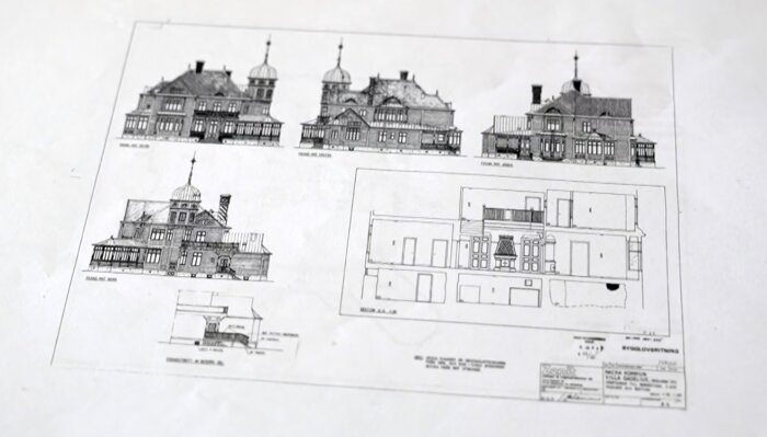 Arkitektritning av en byggnad med detaljerade fasader och genomskärningar, inklusive tak, fönster och dörrar.