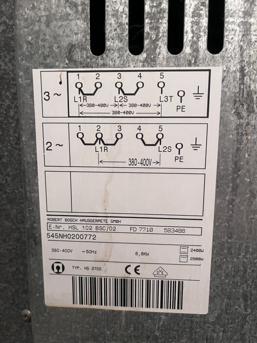 Etikett på baksidan av en spis med elektriska scheman och specifikationer; visar 380-400V, 50Hz, 8,8kW; Bosch märkesdetaljer och serienummer.