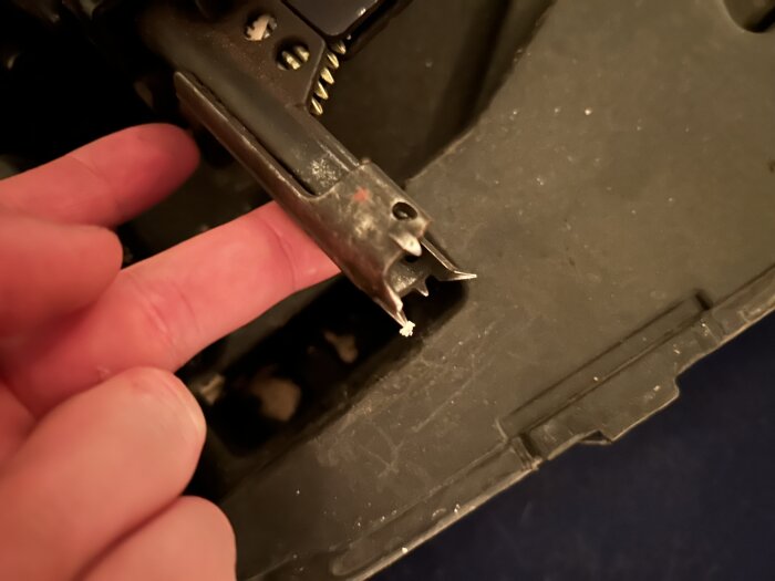 Spikpistol av märket Rapid PFN3490 utan nosskydd, finger pekar på verktygets spets.