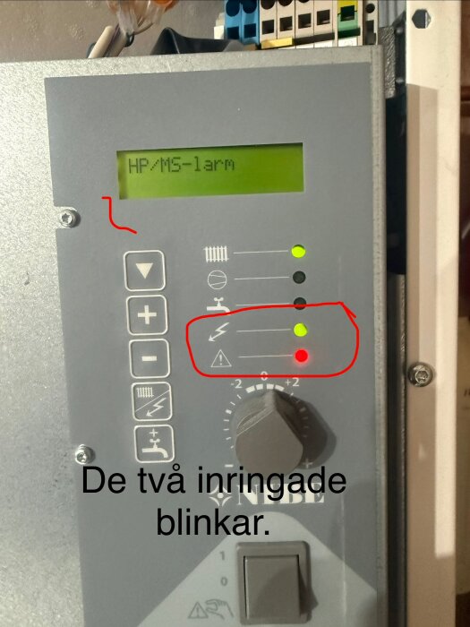 Display med HP/MS-1-arm med två blinkande lampor, en grön och en röd. Kontrollpanel med knappar och vred.
