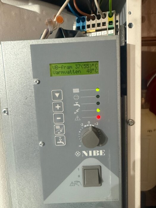 Kontrollpanel för värmesystem med temperaturvisning för vatten, märkt NIBE.