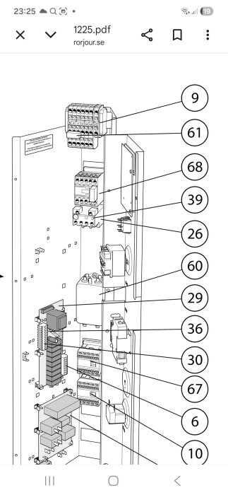 Diagram över en elektrisk panel med numrerade komponenter, inklusive motorskydd (nr 39), vilket används för felsökning av larm.