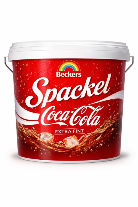 En hink med spackel från Beckers med Coca Cola-branding, röd design med isbitar och dryckmotiv.