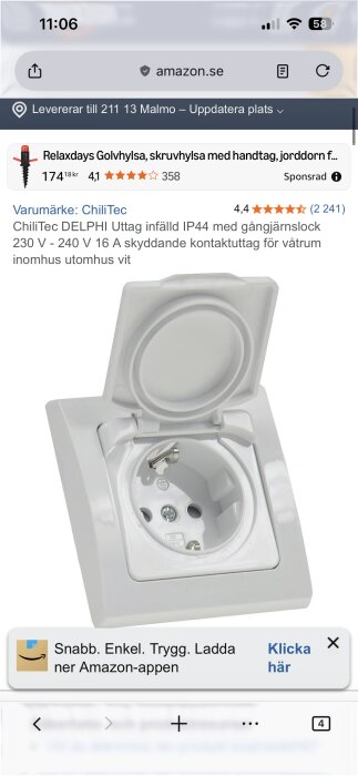 IP44-klassat eluttag med gångjärnslock från ChiliTec, vit färg, för våtrum och inomhusbruk, visas på skärmdump från Amazon.se.
