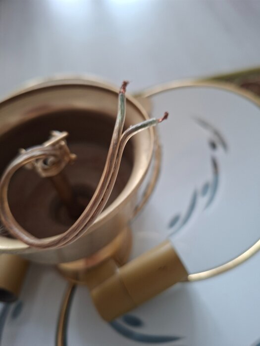 Elektrisk koppling med oskalade trådändar i närbild, placering av färgade trådar ej synliga.