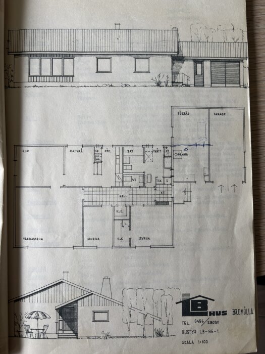 Byggnad ritning med fönster och dörrplaner, inklusive taksektioner med markerade takstolar och överhäng. Planlösning för ett bostadshus från Brömölla Hus.