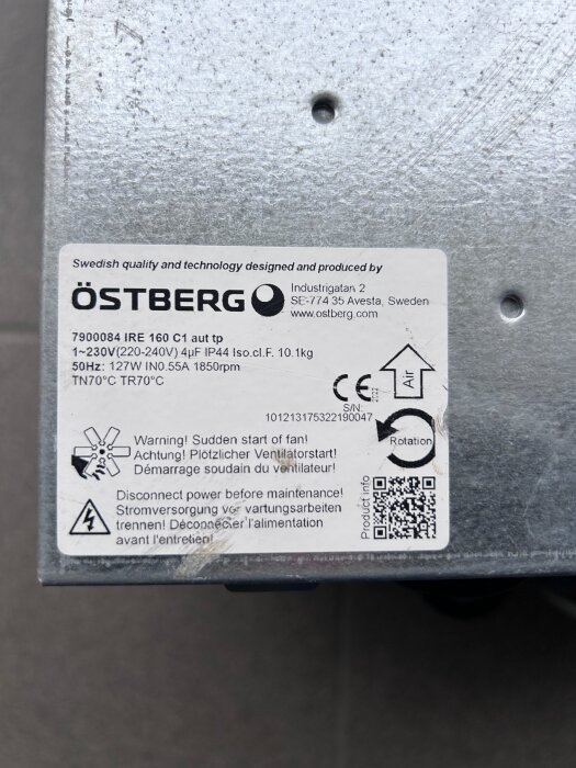 Östberg fläkt etikett med teknisk specifikation och varningar, modell IRE 160 C1, inklusive QR-kod och rotationssymbol.