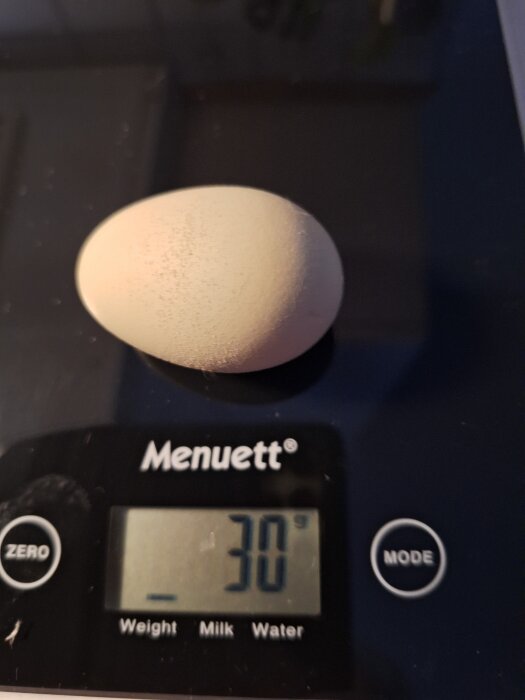 Litet ägg väger 30 gram på digitalvåg från Menueett.