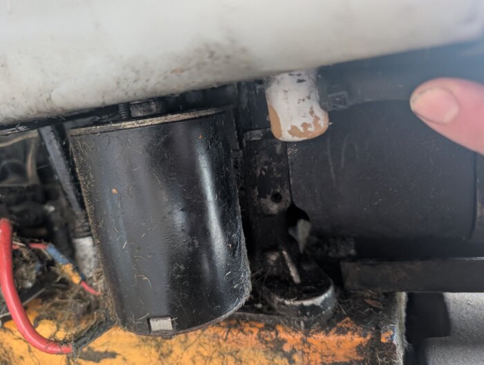 Bränsleledningar och förgasare med kopplingar, visar bränsleflödet direkt från tanken i en motor.