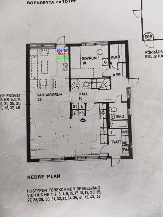 Planskiss över nedre plan i ett hus med vardagsrum, kök, sovrum, hall, badrum och tvättstuga. Text markerar fiberin, router och antenn.