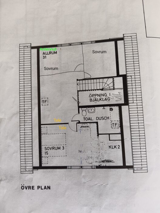 Planskiss över ett övre plan med allrum, två sovrum, toalett med dusch och klädkammare. Markeringar för antennuttag och telefonuttag.