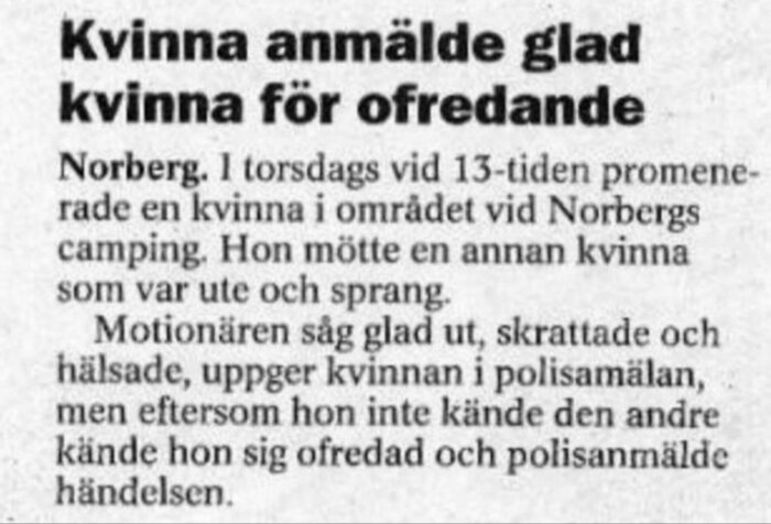Tidningsartikel om en kvinna i Norberg som anmälde en annan kvinna för ofredande efter en hälsning vid en promenad nära Norbergs camping.