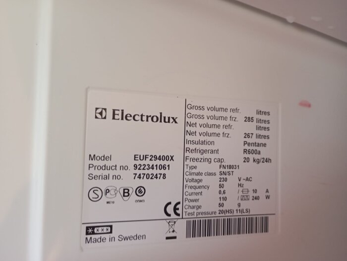 Etikett på Electrolux-frys, modell EUF29400X, med information om volym, ström, köldmedium R600a, tillverkad i Sverige.