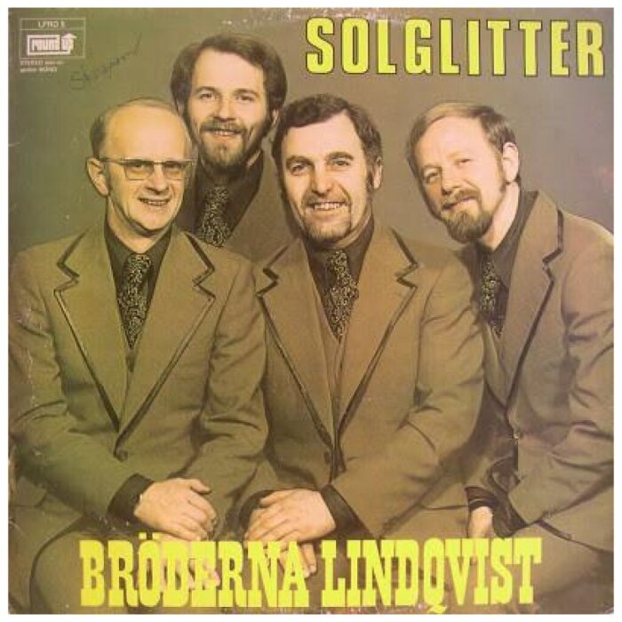 Skivomslag med fyra män i kostymer, texten "Solglitter" och "Bröderna Lindqvist" i gul text.