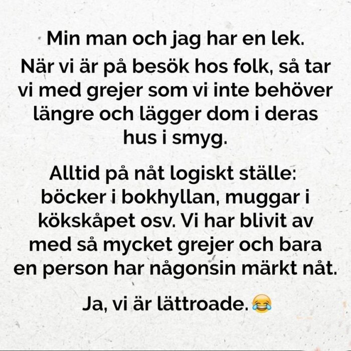 Text på vit bakgrund som beskriver ett skämt där ett par lämnar sina gamla prylar hos vänner i smyg, med en skrattande emoji i slutet.