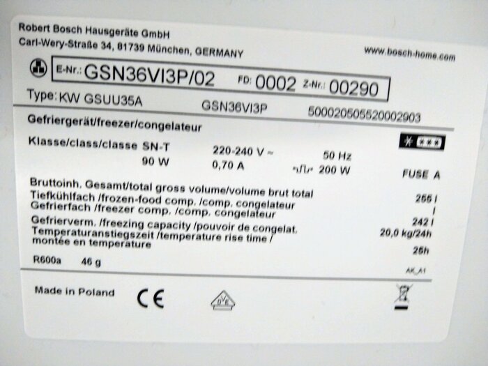 Etikett på en Bosch frysmodell GSN36VI3P, med tekniska specifikationer som effekt, energiförbrukning och tillverkningsland (Polen).