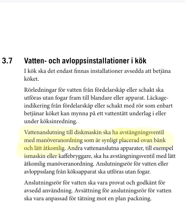 Text från en byggnorm om installation av vatten- och avloppssystem i kök, med krav på avstängningsventil för diskmaskin markerat.