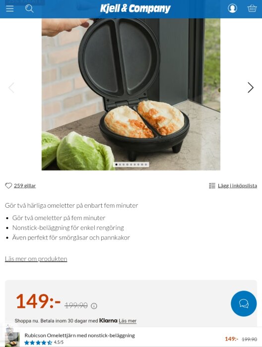 Omelettpanna med två färdiglagade omeletter, nonstick-beläggning och handtag, kokosallad synlig i förgrunden.