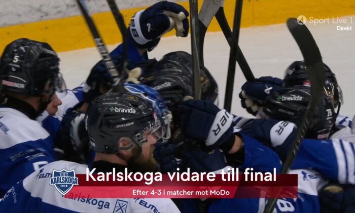 Ishockeyspelare i Karlskoga firar seger och avancemang till final efter en 4-3 matchvinstserie mot MoDo.