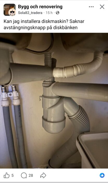 Under diskbänk med rörsystem och slangar för diskmaskininstallation. Saknar avstängningsknapp enligt inlägget.